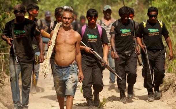Indígenas defendendo seus territórios