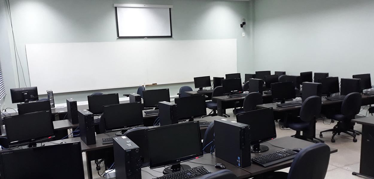 O Laboratório de Informática da Escola de Engenharia Elétrica, Mecânica e da Computação UFG