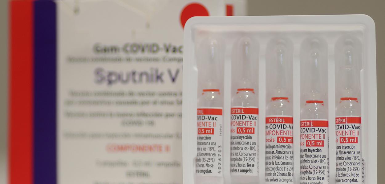 Frascos da vacina russa Sputnik V fabricados pela União Química