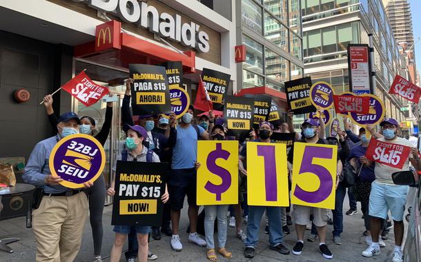 Trabalhadores do McDonald's em Nova York exigem aumento salarial