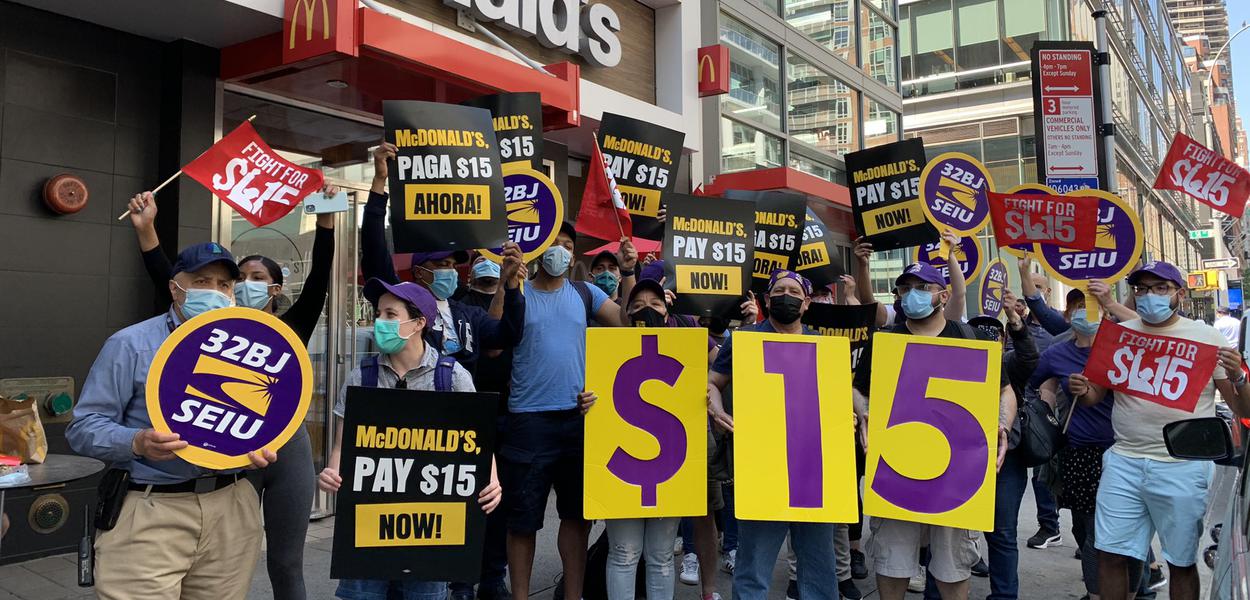 Trabalhadores do McDonald's em Nova York exigem aumento salarial