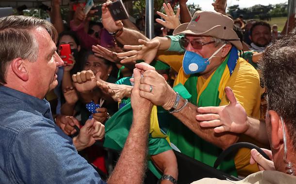 Bolsonaro vai ao Maranhão e, sem máscara, causa aglomeração.
