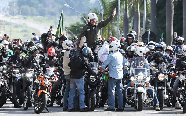 Jair Bolsonaro em aglomeração com motociclistas em Brasília