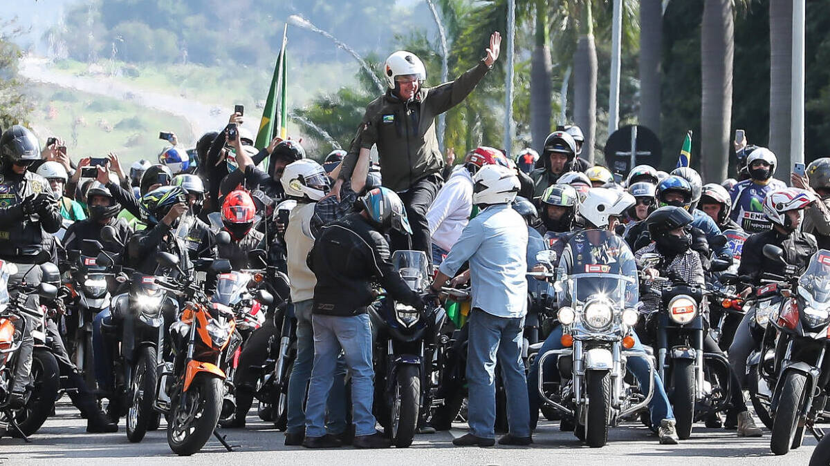 Jair Bolsonaro em aglomeração com motociclistas em Brasília