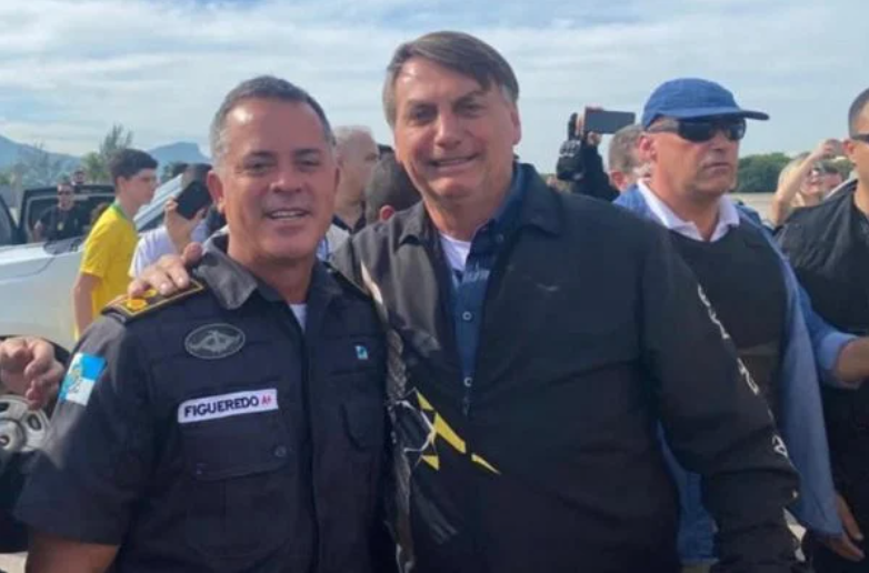 Chefe da PM-RJ posa sem máscara com Bolsonaro