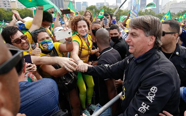 Jair Bolsonaro durante passeio de moto na cidade do Rio de Janeiro