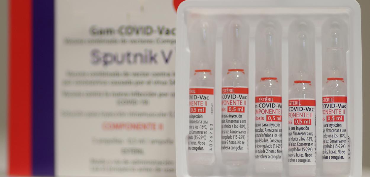 Frascos da vacina russa Sputnik V fabricados pela União Química