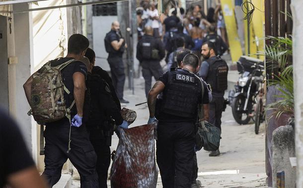 Policiais carregam corpo durante operação na favela do Jacarezinho 06/05/2021