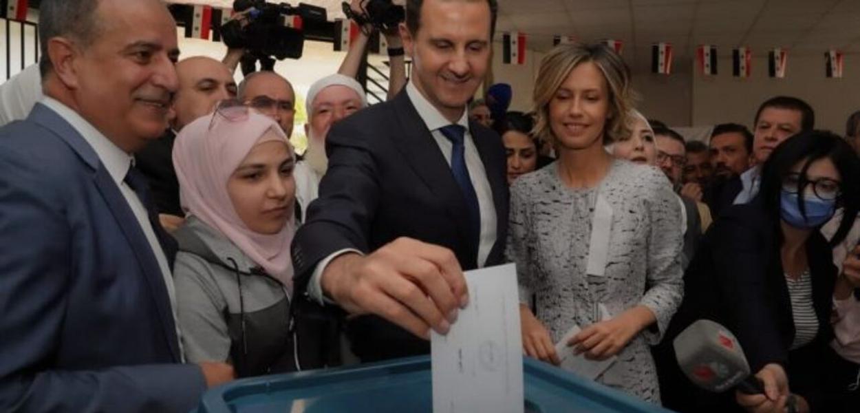 O líder sírio, Bashar Assad, vota nas eleições presidenciais