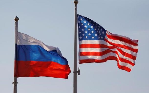 Bandeiras da Rússia e dos Estados Unidos