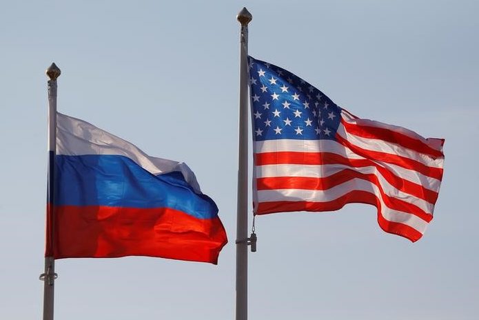 Bandeiras da Rússia e dos Estados Unidos