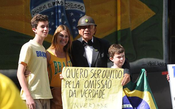 Carlinhos Metralha em ato coxinha