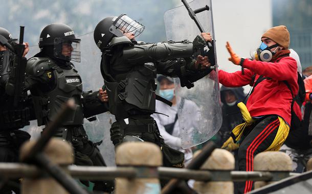 Manifestantes e policiais se enfrentam durante protestos em Bogotá