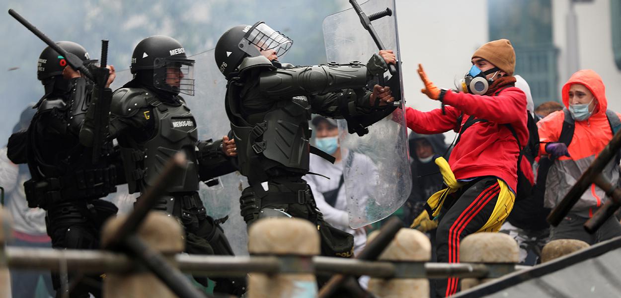Manifestantes e policiais se enfrentam durante protestos em Bogotá