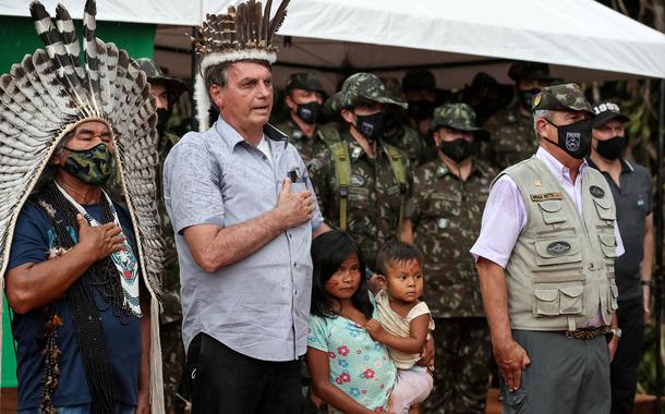 Jair Bolsonaro ouve o hino nacional em visita a terras indígenas, no Amazonas (27/05/2021)