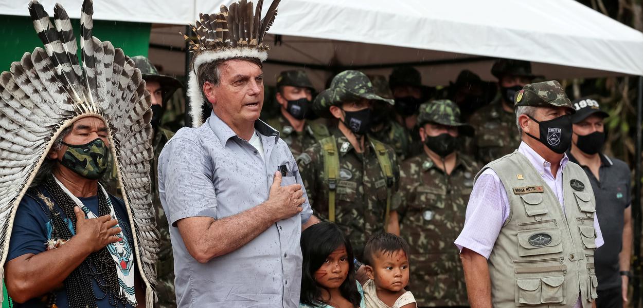 Jair Bolsonaro ouve o hino nacional em visita a terras indígenas, no Amazonas (27/05/2021)