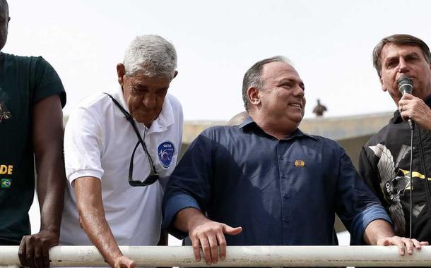 O presidente Jair Bolsonaro e o ex-ministro Eduardo Pazuello durante passeio de moto, que gerou aglomeração na cidade do Rio de Janeiro.