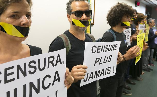 Artistas,sociedade civil e parlamentares durante manifestação na comissão censura nunca mais