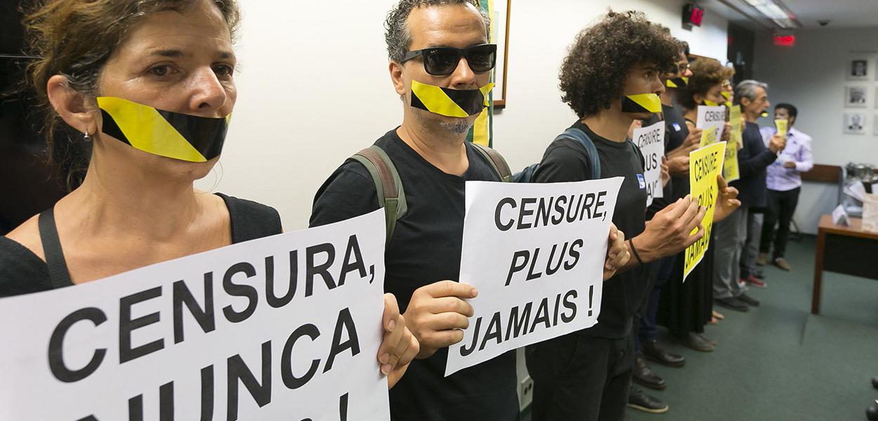 Artistas, sociedade civil e parlamentares durante manifestação na comissão censura nunca mais