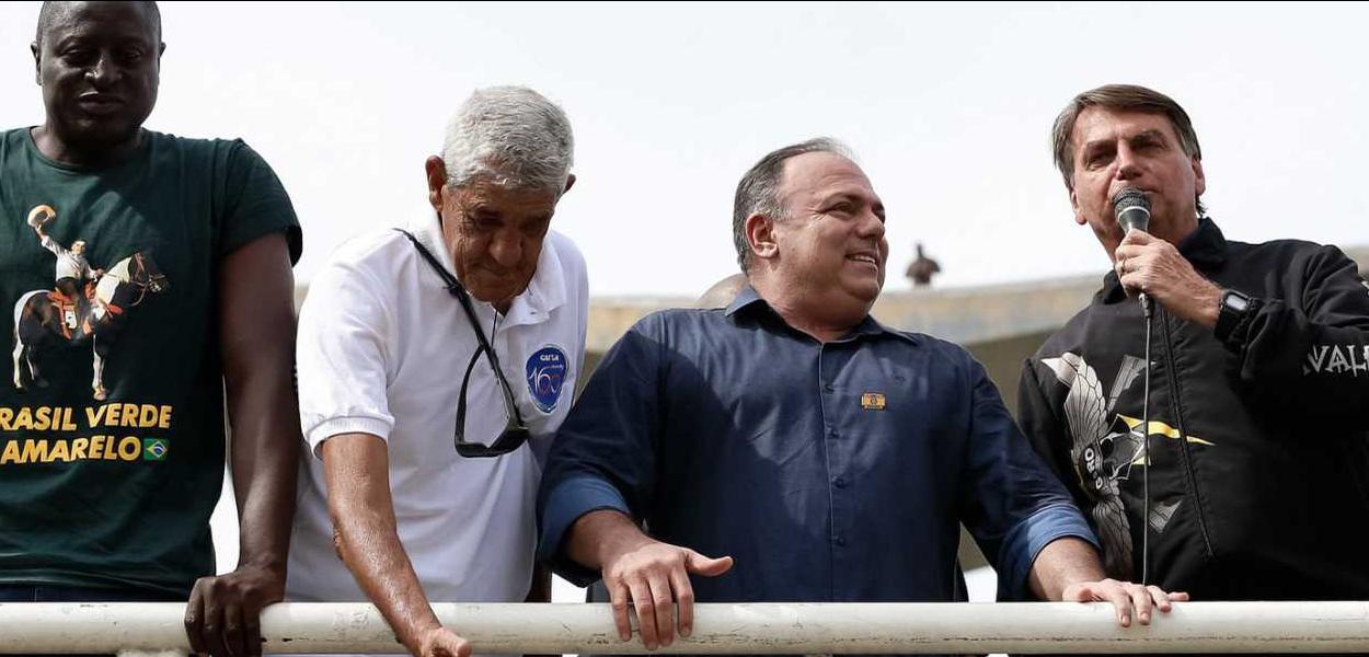 O presidente Jair Bolsonaro e o ex-ministro Eduardo Pazuello durante passeio de moto, que gerou aglomeração na cidade do Rio de Janeiro.