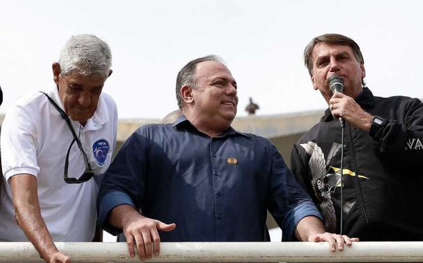 O presidente Jair Bolsonaro e o ex-ministro Eduardo Pazuello durante passeio de moto, que gerou aglomeração na cidade do Rio de Janeiro.