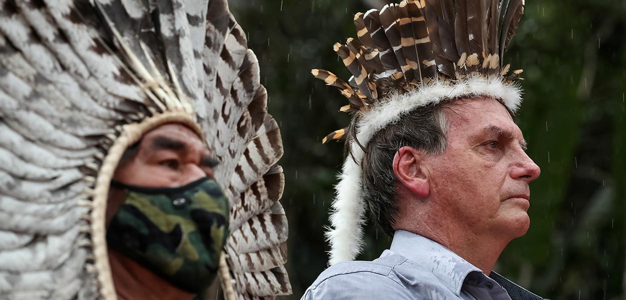 Presidente Jair Bolsonaro encontra indígenas e ouve o hino nacional durante visita a base militar em São Gabriel da Cachoeira, no Estado do Amazonas, Brasil