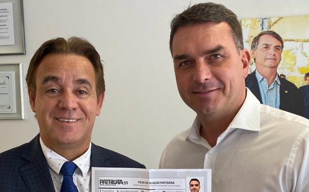 Adilson Barroso e Flávio Bolsonaro