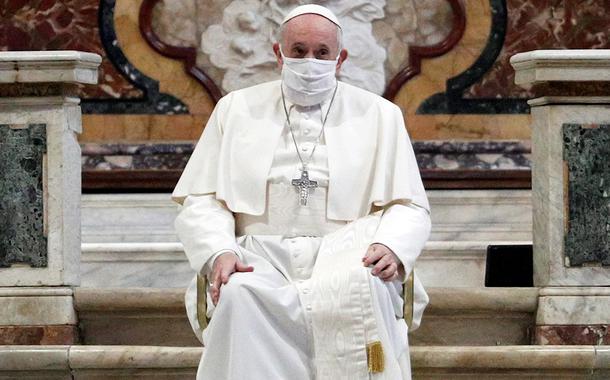 Papa Francisco usa máscara durante cerimônia em igreja em Roma