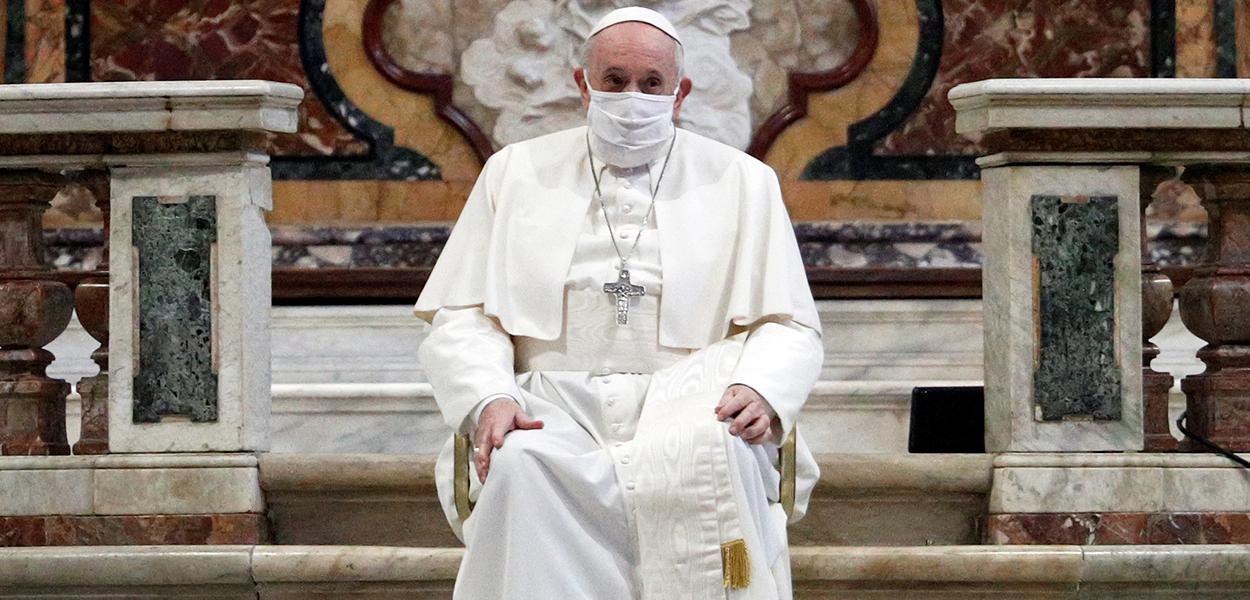 Papa Francisco usa máscara durante cerimônia em igreja em Roma