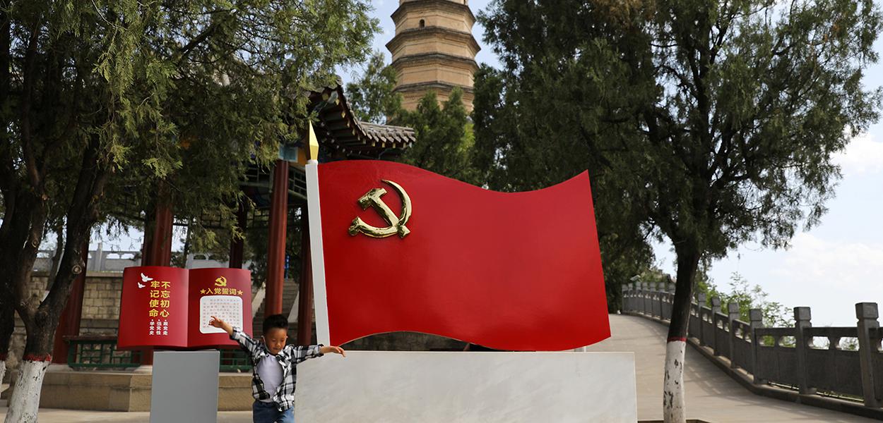 Criança brinca em praça de Yanan, na China