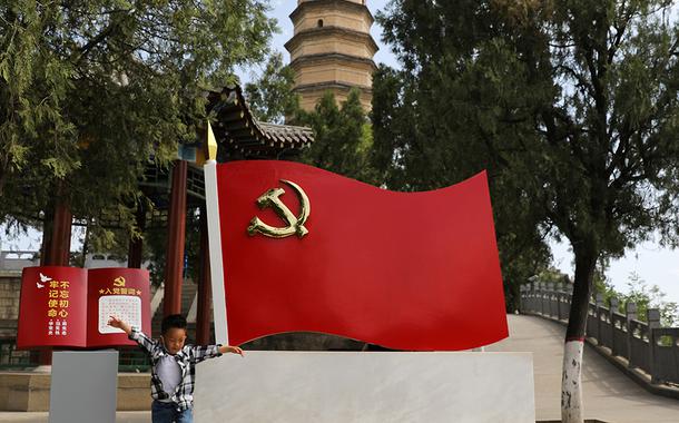 Criança brinca em praça de Yanan, na China
