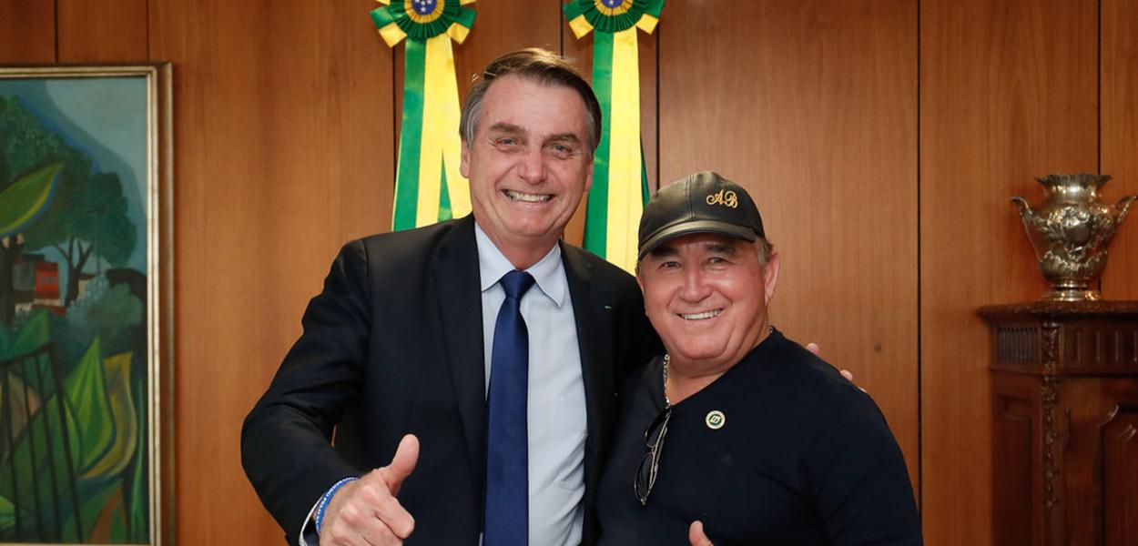 Bolsonaro durante visita na fazenda de Amado Batista
