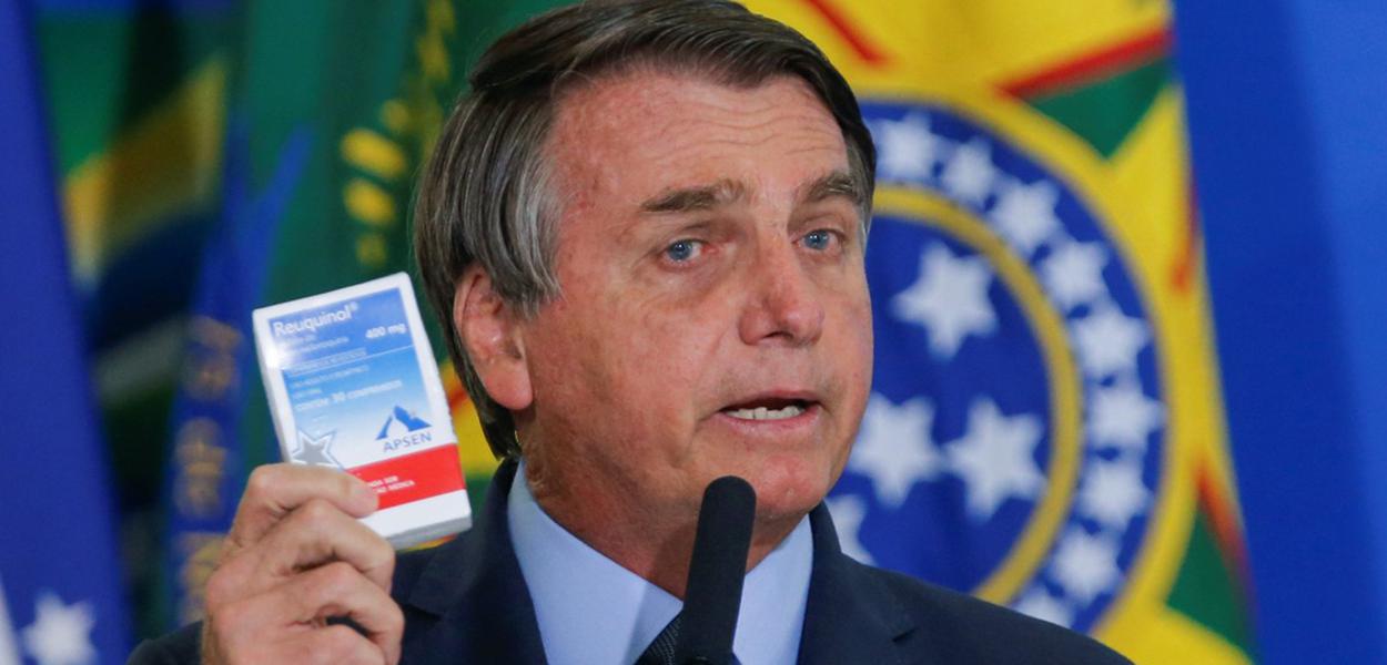 Bolsonaro com uma caixa de cloroquina