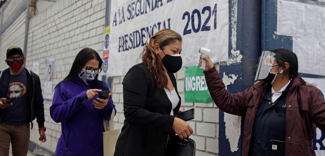 Peruanos voltam às urnas para decidir futuro presidente