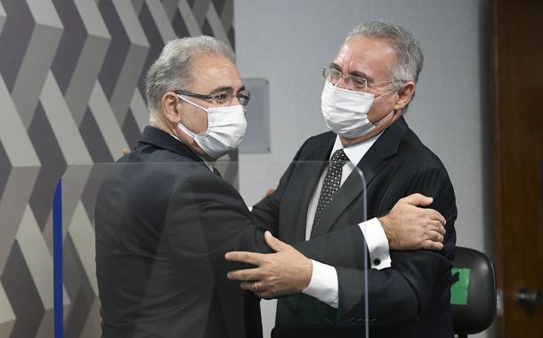 Ministro da Saúde, Marcelo Queiroga, cumprimenta o senador Renan Calheiros, relator da CPI da Covid