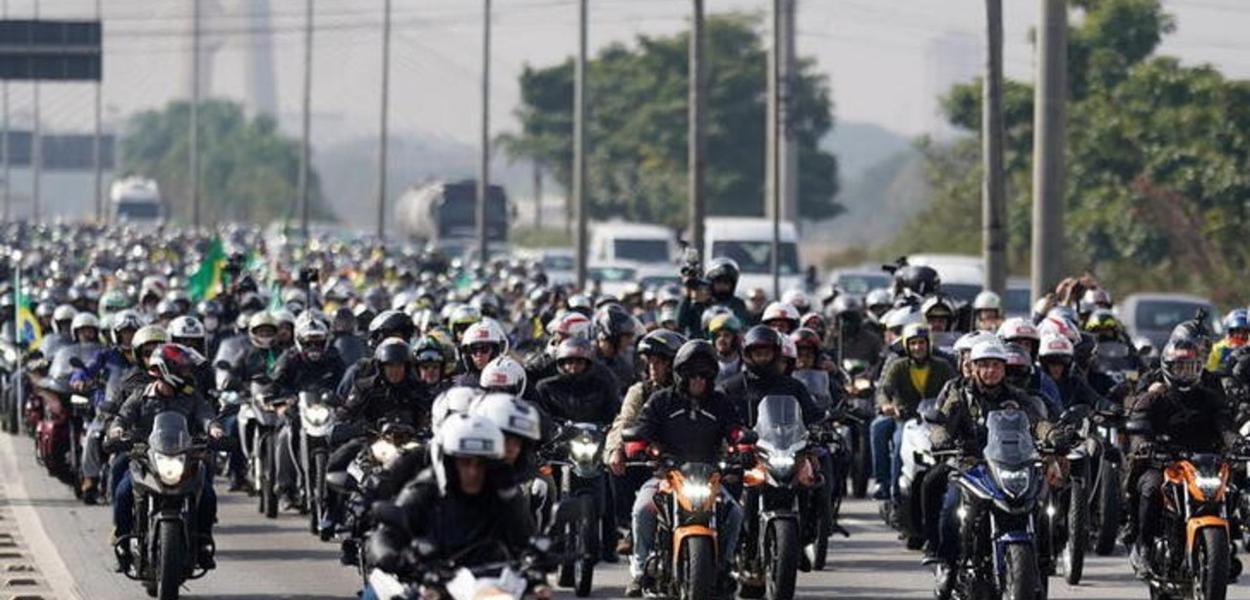 Presidente Jair Bolsonaro lidera manifestação com motocicletas em São Paulo. 12/6/2021. REUTERS/Avener Prado