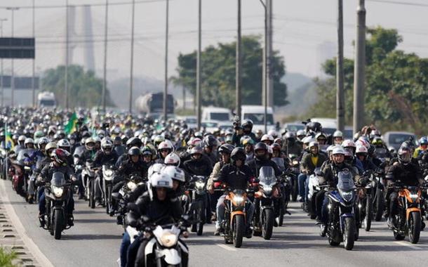 Presidente Jair Bolsonaro lidera manifestação com motocicletas em São Paulo. 12/6/2021. REUTERS/Avener Prado