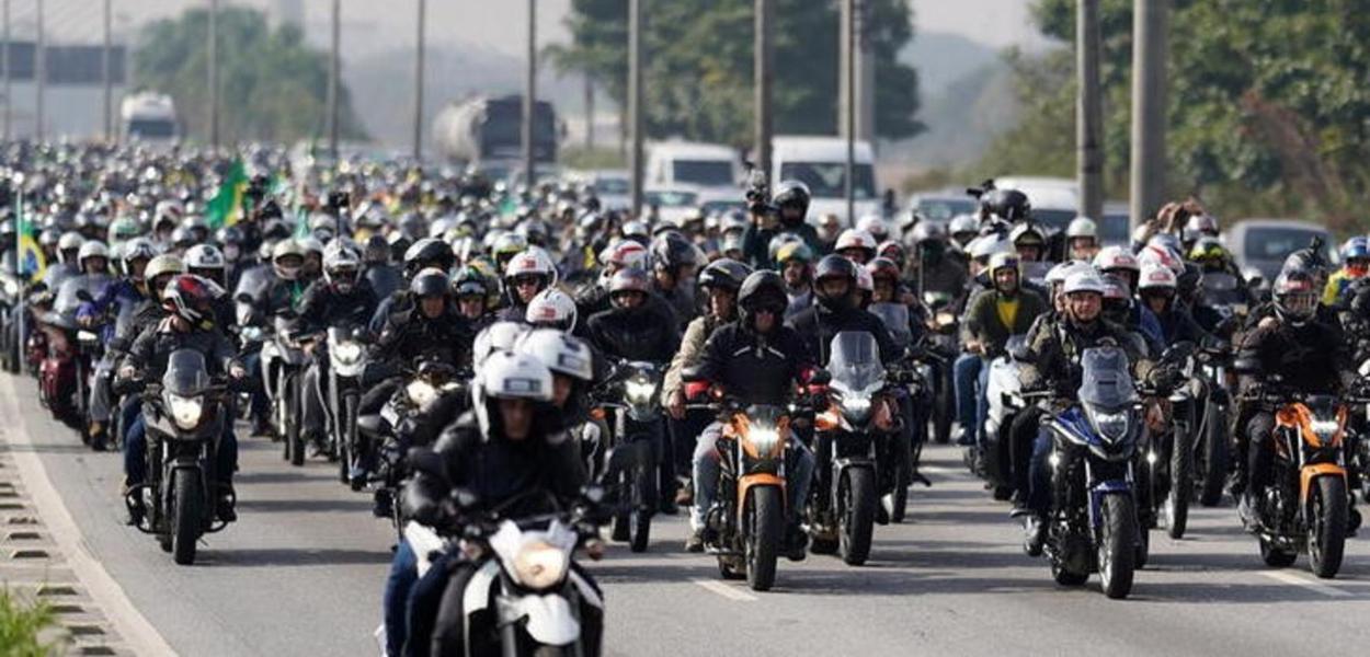 Presidente Jair Bolsonaro lidera manifestação com motocicletas em São Paulo. 12/6/2021. REUTERS/Avener Prado