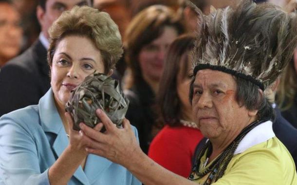Marcos Terena com Dilma Roussef em 2015