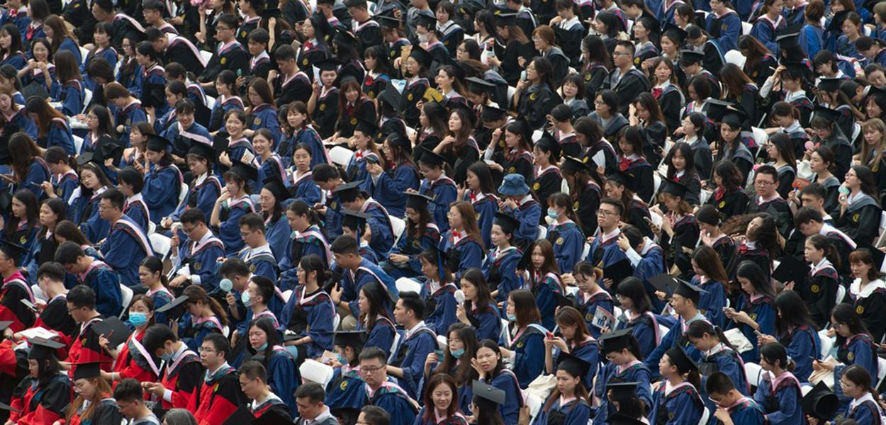 Graduandos participam de cerimônia na Central China Normal University, em Wuhan, na província de Hubei, em 13 de junho de 2021. Formatura inclui estudantes que não tiveram cerimônia no ano passado devido à pandemia do novo coronavírus
