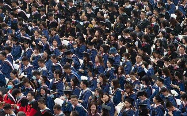 Graduandos participam de cerimônia na Central China Normal University, em Wuhan, na província de Hubei, em 13 de junho de 2021. Formatura inclui estudantes que não tiveram cerimônia no ano passado devido à pandemia do novo coronavírus