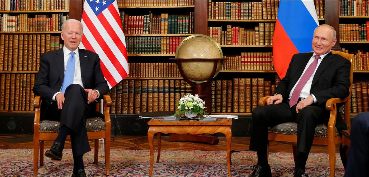 O presidente dos EUA, Joe Biden, e o presidente da Rússia, Vladimir Putin, em Genebra, na Suíça