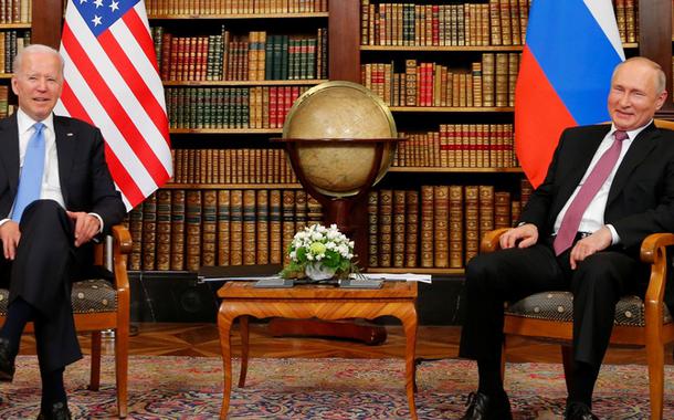 O presidente dos EUA, Joe Biden, e o presidente da Rússia, Vladimir Putin, em Genebra, na Suíça