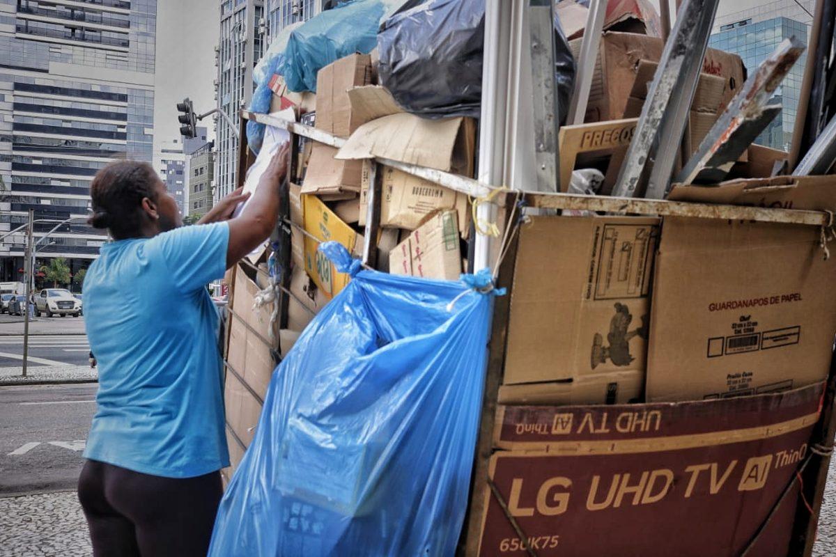 Catadora de materiais recicláveis