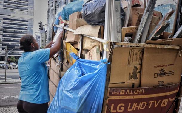 Catadora de materiais recicláveis