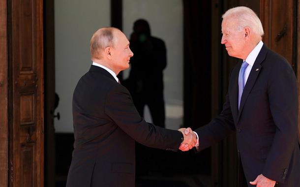 O presidente dos Estados Unidos, Joe Biden, e da Rússia, Vladimir Putin, abriram nesta quarta-feira (16) com um aperto de mãos sua tão esperada reunião de cúpula em Genebra.