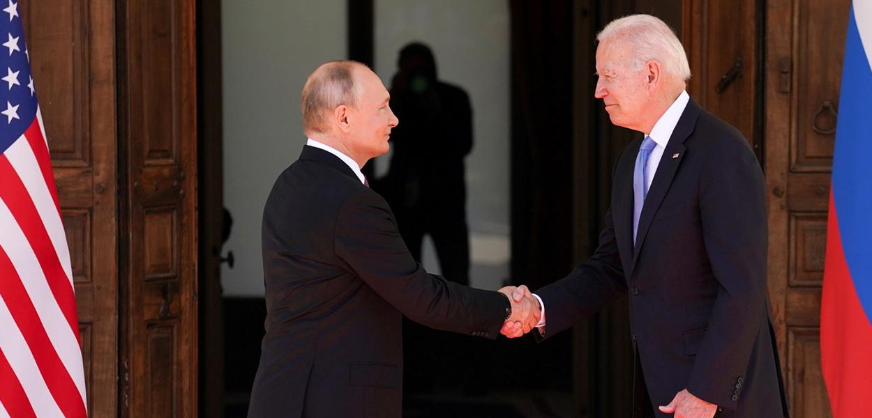 O presidente dos Estados Unidos, Joe Biden, e da Rússia, Vladimir Putin, abriram nesta quarta-feira (16) com um aperto de mãos sua tão esperada reunião de cúpula em Genebra.