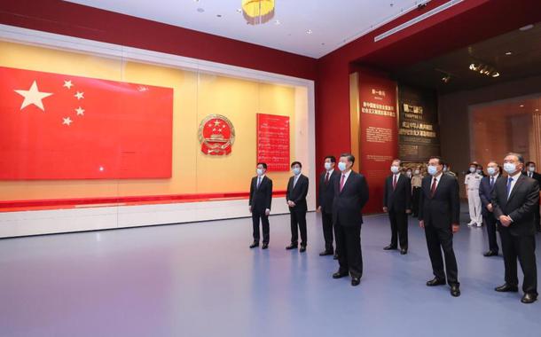 Xi Jinping em visita à exposição sobre o centenário do Partido Comunista da China