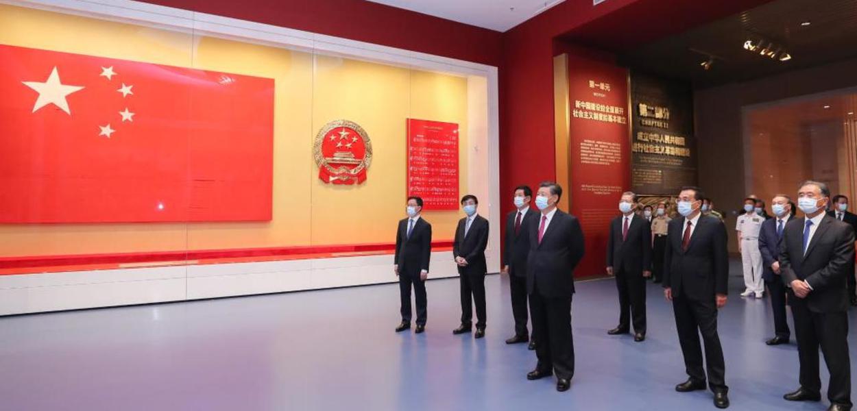 Xi Jinping em visita à exposição sobre o centenário do Partido Comunista da China
