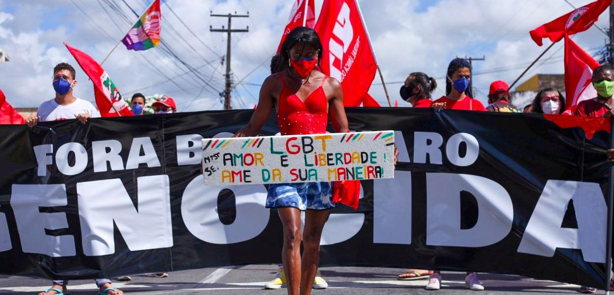 Manifestantes em Aracaju pedem o "Fora Bolsonaro" neste sábado (19)